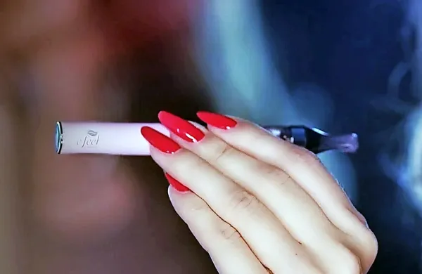 Elektronske cigarete desetkrat bolj kancerogene od običajnih?