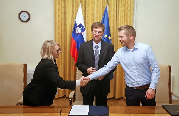 Predsednik vlade Miro Cerar, ministrica za delo Anja Kopač Mrak in predsednik Študentske organizacije Slovenije (ŠOS) Žiga Schmidt so danes podpisali skupni dogovor