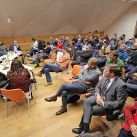  Bovčani, ki jih  zanima, kako bo z domačim turizmom, so do zadnjega kotička zapolnili  veliko dvorano Stergulčeve hiše.