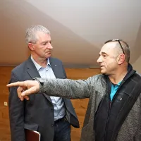 Marjan Mlekuž (desno) tudi Janku Humarju dopoveduje, da bi morali ukrepati že pred enim letom. 