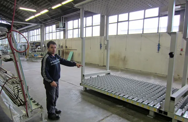 Vodja proizvodnje v Alukomnu holding Sandi Peric se bo  skupaj s sodelavci danes poslovil  še od zadnjih kosov zarubljene  strojne opreme za izdelavo PVC oken in vrat.
