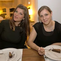 Novinarki, bodoča mamica Jasna Kuljaj (levo), in Metka Pravst se nista mogli upreti sladici