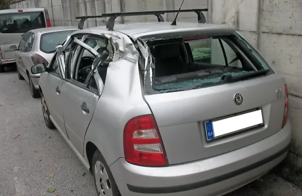 Lastnik je škodo fabio zjutraj parkiral pred trgovino, popoldne pa ga je čakal grozljiv prizor. 