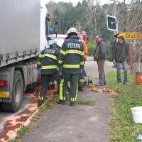 Komenski in sežanski gasilci so iz preluknjanega rezervoarja tovornjaka prečrpali 200 litrov goriva. 