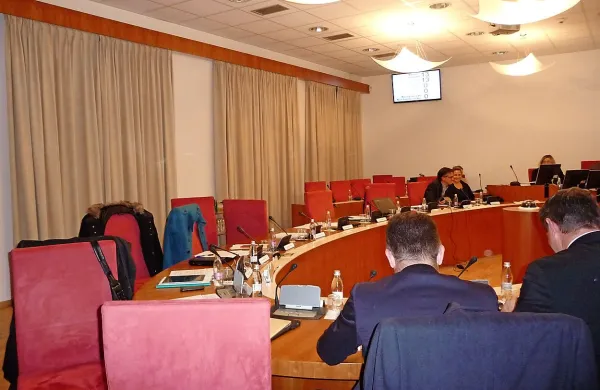 Deset občinskih svetnikov je zapustilo sejo, 13 pa jih je potrdilo županov predlog.