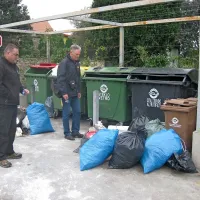 Zoran Pihler in Marjan Maslo sta si v sredo ogledala tudi ekološki otok na Belem Križu. Čistijo ga vsak dan, kljub temu pa je bilo ob njem vreč z zelenim odrezom, v zabojniku za mešane odpadke pa hrana, kosovni odpadki, papir ... 