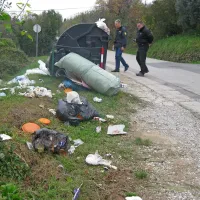 Nekateri vrečke z odpadki odvržejo kar skozi okno avtomobila, ko se peljejo mimo ekološkega otoka. 