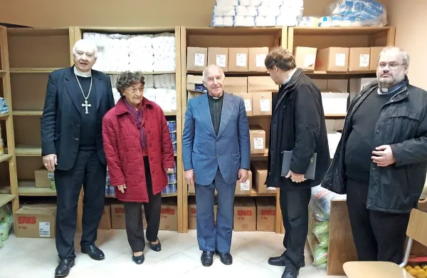 Z leve: škof Jurij Bizjak, Pavla Brec, Franc Prelc in stolni župnik Primož Krečič v novi delilnici hrane v centru Karitas na Trgu Brolo. 
