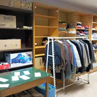 V 20 kvadratnih metrih najemniške kleti je center Karitas uredil skladišče oblačil in obutve. 