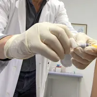 Posebej naj bodo pozorni vsi, ki so rojeni pred letom 1972, ko v naši državi še nismo uvedli cepljenja proti ošpicam.