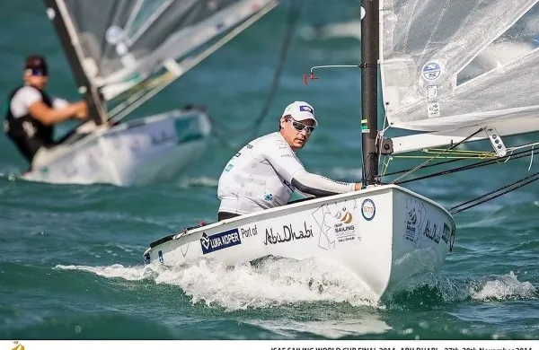 Slovenski jadralec Vasilij Žbogar je na finalu svetovnega pokala v jadranju v Abu Dabiju v Združenih arabskih emiratih po dveh dneh na vrhu