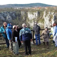 Risnik je udornica izjemnih razsežnosti neposredno ob Divači, ki se za svoj nastanek lahko zahvali reki Reki.