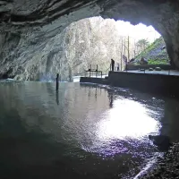 Kraška reka Unica je na izhodu iz Planinske jame tako visoka, kakor ni bila že dolgo.