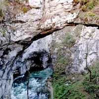 V okolici vhoda v Zelške jame v Rakovem Škocjanu so številne udornice. V eni od njih je ohranjen atraktivni 60 metrov visok Mali naravni most, preko katerega vodi pešpot.