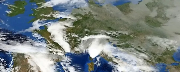Višinska dolina s severnoatlantskim zrakom, o kateri smo zadnjič pisali, se je res spustila nad zahodno Sredozemlje, vendar se nato ni občutneje pomaknila naprej proti nam. 