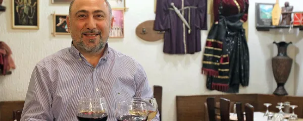 Tamazi Nozadze streže tudi gruzijska vina; nenazadnje je Gruzija pradomovina vina.