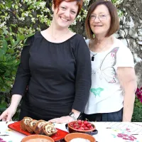 Hči Jasmina  Dlačić in mama Zarja pred svojim kulinaričnim izdelkom