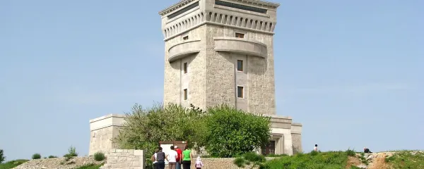 ... prav vsem braniteljem slovenstva pa je posvečen spomenik na Cerju.