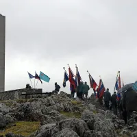  
 
    Na vzpetini Kobilnik na Trnovem  je spominski park s spomenikom, posvečen padlim borcem in žrtvam fašističnega nasilja, tam pa je tudi grobnica 256  padlih borcev IX. korpusa. Ob vznožju Kobilnika je osrednji spominski prostor v obliki
