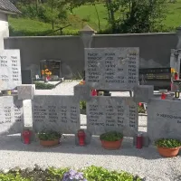 Grobnico z obeležjem v Ledinah na Idrijskem so obnovili s sklepom občinskega sveta, za kar si je prizadevala domačinka, podprli pa so jo tudi drugi domačini.   