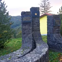 Primerov znašanja nad  spomeniki NOB na Primorskem skoraj ni. Bolj nenavaden kot kaj drugega se je zgodil    v vasi Soze nad Ilirsko Bistrico. Spomenik  bataljonu Brkinske brigade  so opremili seveda z rdečo zvezdo, nekdo pa jo je prebarval v zlato ...