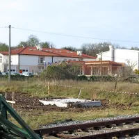 Temelj za stolp bazne postaje stoji v neposredni bližini štanjelske šole (stavba v ozadju).