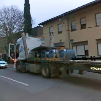 Hrvat se je zagozdil v podvozu