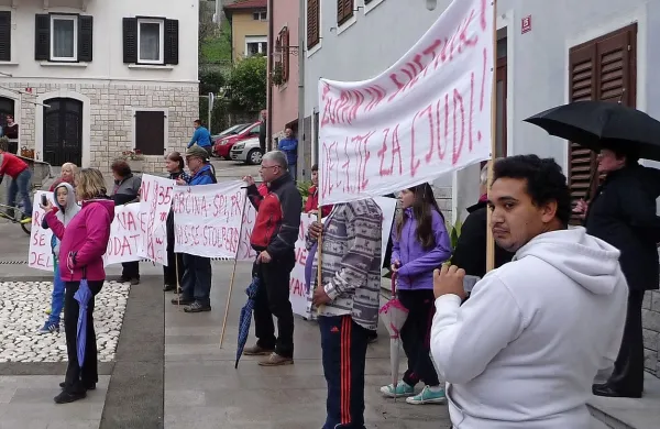 Protesti so očitno zalegli: telekomunikacijski stolp ne bo stal ob hišah v Kanalu