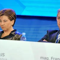 Ljudmila Novak je v soboto na Vrhniki prepričala veliko večino delegatov na kongresu, njen protikandidat Aleš Hojs (desno) pa je kljub špekulacijam o tem zatrdil, da Nove Slovenije ne bo zapustil.