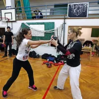“Udari! Še močneje! Odločneje se je treba zoperstaviti nasilnežu,” je ženske   spodbujal Gorup.