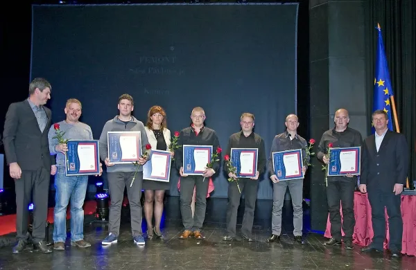 Predsednik sežanske zbornice Jernej Bortolato (na levi) je posebna priznanja  letos podelil podjetnikom Simonu Beletu, Andreju Švaglju,  Danici Derman, Robertu Grahorju,  Davidu Zegi,  Dejanu Železniku  ter Saši Pavlinu. Desno je predsednik komisije  za