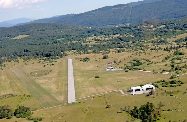 Divaško letališče, ki ga je pred stotimi leti zgradila avstro-ogrska vojska, bo v prihodnje precej uporabljala tudi Slovenska vojska. Prvič že danes zvečer, ko bo nanj doskočilo 240 padalcev.