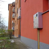 Odjemalci plina v Sežani, tako zasebni (na fotografiji so stanovanjski bloki pod Domom upokojencev) kot tudi javni zavodi in podjetja,  lahko kupujejo plin samo od Petrola.  
