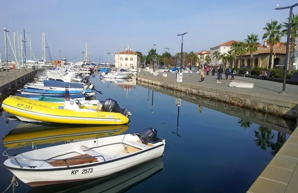 Del starega mandrača je nezaseden, ker je v akvatoriju premalo prostora  za manevriranje 