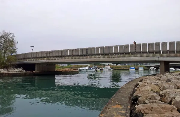 Zaradi prenizkega mostu morajo lastniki plovil s kabino ali kakšnim drogom vplutje v mandrač Badaševica načrtovati  ob oseki