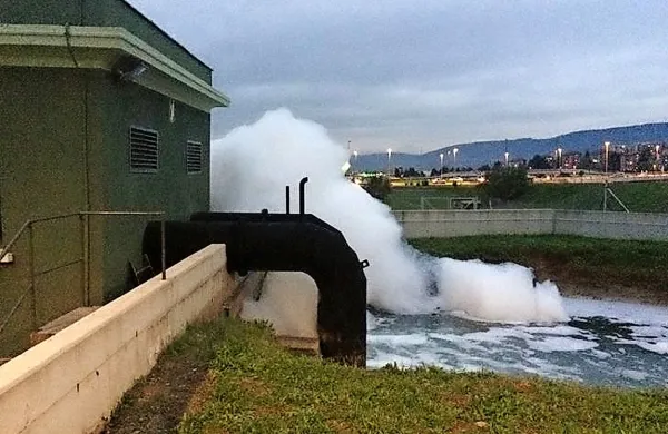 Pena je ovila črpališče ob promenadi 