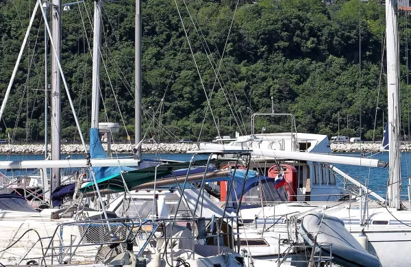 Poznavalci nepremičninskega trga napovedujejo, da se bo nasedlemu koprskemu Nokturnu v bilanci slabe banke v prihodnje pridružilo več prav tako nasedlih nepremičninskih projektov.