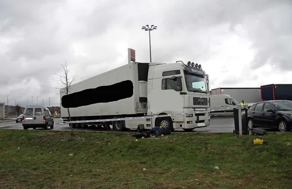 Voznika, ki je v priporu, so zaradi kršitev oglobili, zaradi prekrškov pa so postopek sprožili tudi proti njegovemu delodajalcu