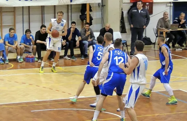 Klemen Muha (z žogo) je za poraženo domače moštvo prispeval 20 točk in devet skokov
