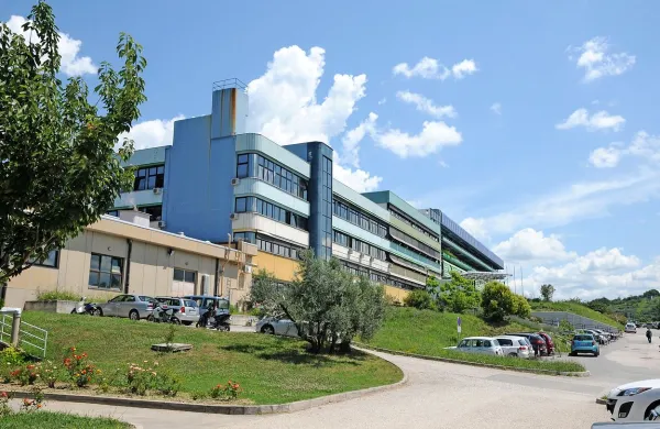 Že sredi tedna bodo ob bolnišnico namestili žerjav in gradbišče ogradili, dela bodo potem stekla zares, končana pa naj bi bila enkrat poleti.