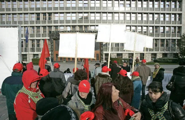 Politika ne bo imela mirnega decembra, več kot očitno se je odprla nova fronta med vlado in sindikati. Prizor je s protesta ZSSS proti strukturnim reformam pred državnim zborom. 