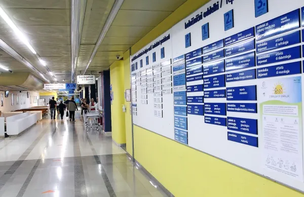 Večina obiskovalcev SBI se ob prebiranju obvestilne table ori vhodu niti ne zaveda, katere dejavnosti vse in ambulante sodijo k internemu oddelku.