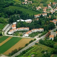 V Ankaranu je, ob morju in tudi deloma na drugi strani ceste,  nekdaj deloval dokaj obsežen ankaranski oddelek tedaj razseljene  splošne bolnišnice.