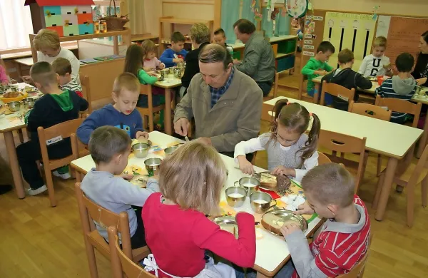 Pri tradicionalnem zajtrku so otroci dobili družbo