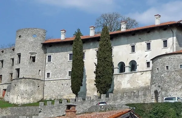 Fricu le lokal, ostalo nazaj občini