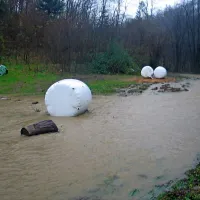 Na širšem bistriškem območju  je v noči na ponedeljek in do včeraj popoldne padalo 80 litrov vode na kvadratni meter in nekateri vodotoki so se spet razlili.