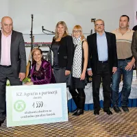  Ekipa, ki je omogočila Agrarijin večer v Portorožu (z leve) s čekom za društvo Sonček: Lara Pirc, povezovalka programa, Robert Fakin , direktor KZ Agraria, Maja Križmančič iz hotelov LifeClass, vinarka Ingrid Mahnič, Tina Pavšič (Vinakoper), oljkar
