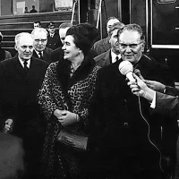 Slavnostne otvoritve novega enotirnega železniškega odseka od Prešnice do Kopra se je udeležil tudi predsednik Tito s soprogo