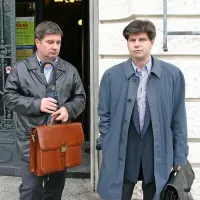 Odvetnik Danijel Planinšec (desno) trdi, da ne ve, kje je Robert Časar (levo). Za informacije o njem policija ponuja denarno nagrado.