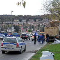 Med vožnjo se mu je dvignil keson